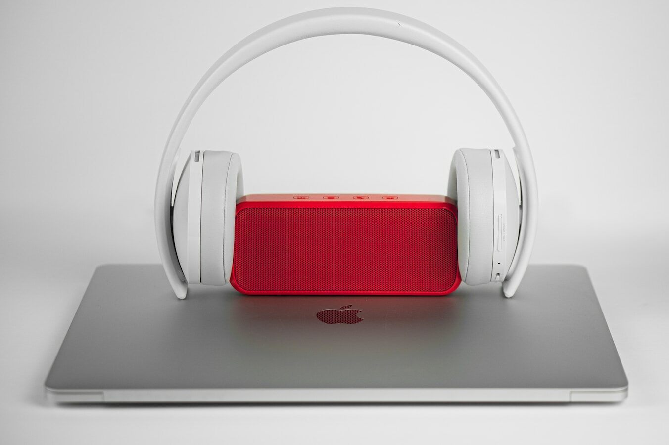 red and white beats by dr dre headphones